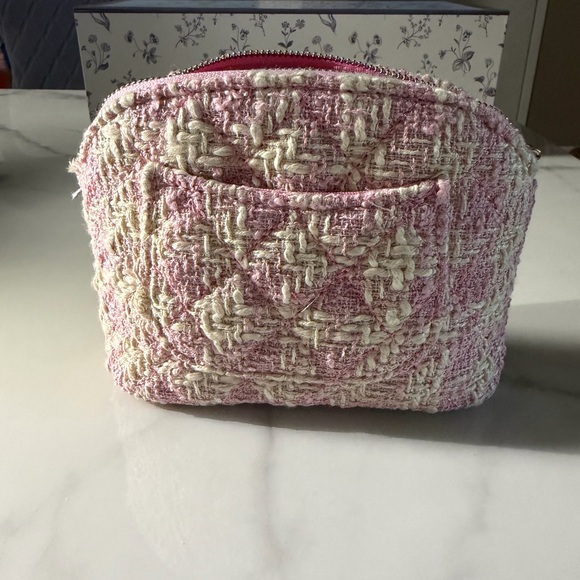 💗GWP BUNDLE💗 Chanel Pink and Cream Quilted
Crossbody & Mirror - Picture 10 of 10